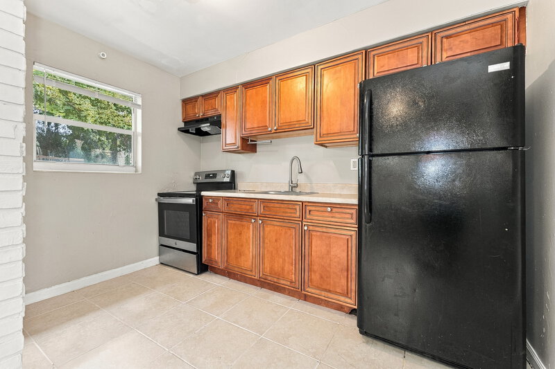 2,115/Mo, 4502 Greenwood Ave West Palm Beach, FL 33407 Kitchen View