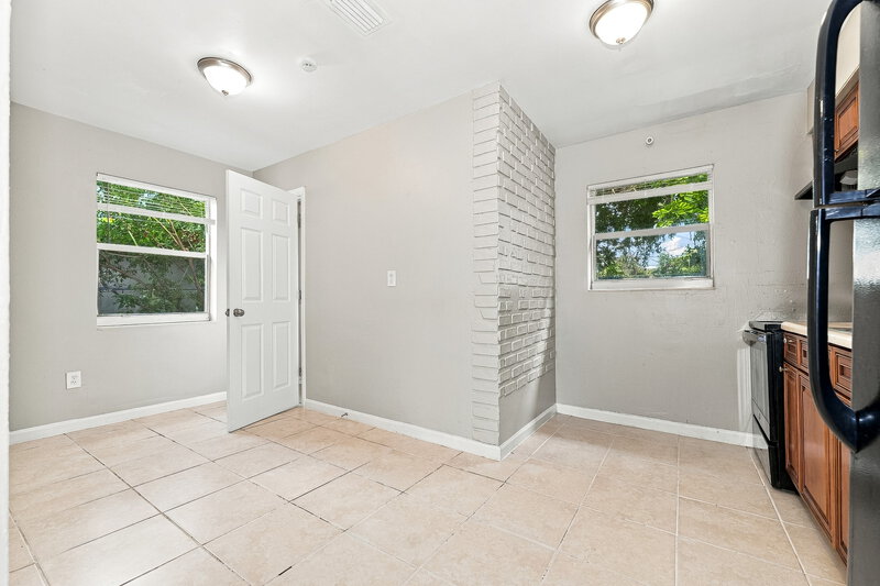 2,115/Mo, 4502 Greenwood Ave West Palm Beach, FL 33407 Kitchen View 2