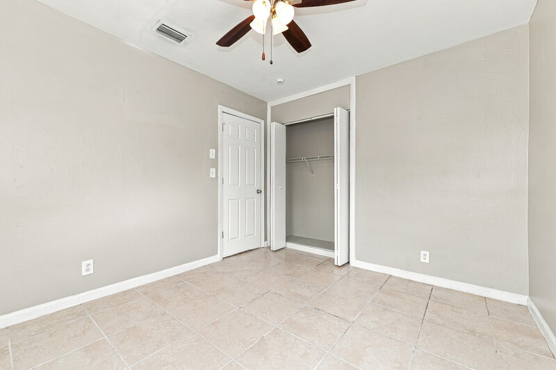 2,115/Mo, 4502 Greenwood Ave West Palm Beach, FL 33407 Primary Bedroom View 2