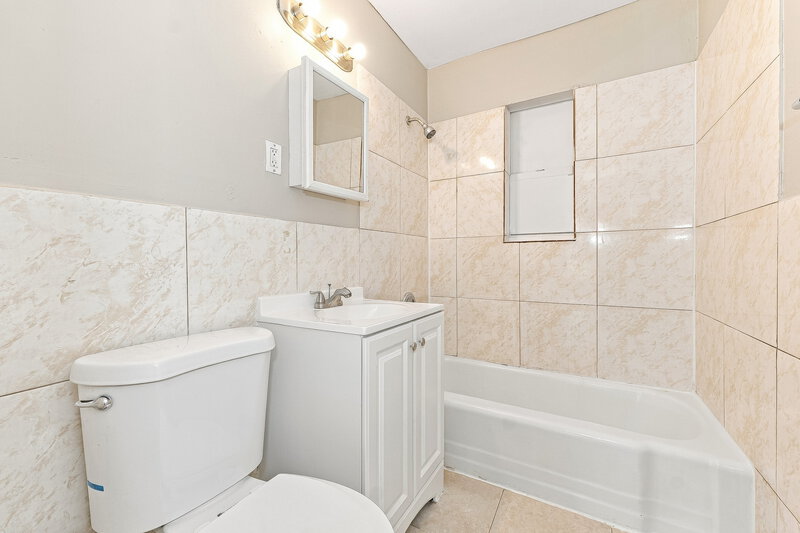 2,115/Mo, 4502 Greenwood Ave West Palm Beach, FL 33407 Bathroom View