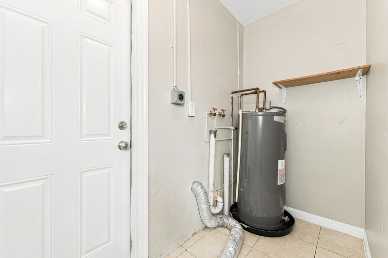 2,115/Mo, 4502 Greenwood Ave West Palm Beach, FL 33407 Laundry Room View