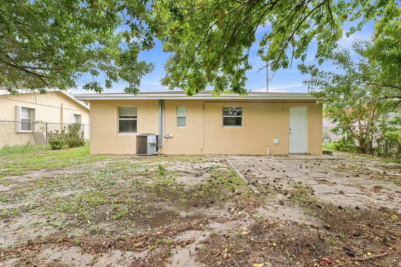2,115/Mo, 4502 Greenwood Ave West Palm Beach, FL 33407 Rear View