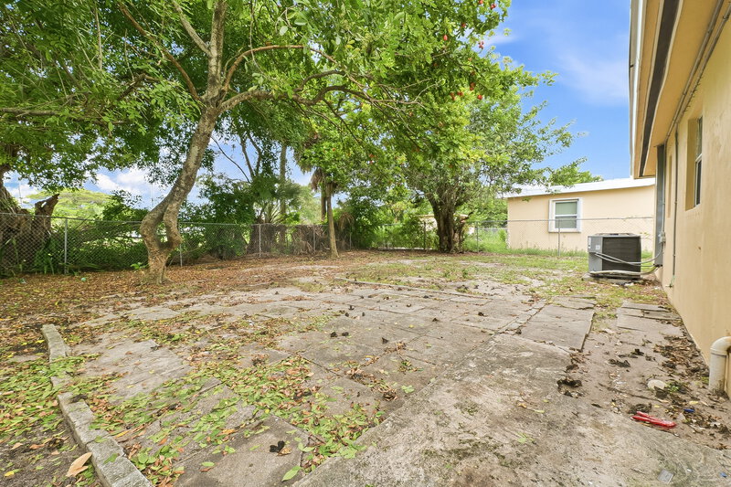 2,115/Mo, 4502 Greenwood Ave West Palm Beach, FL 33407 Backyard View
