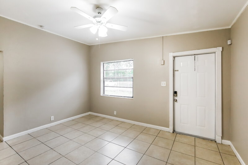 2,540/Mo, 1161 NW 139th Street Miami, FL 33168 Living Room View 3