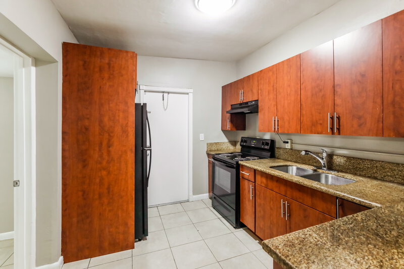 2,540/Mo, 1161 NW 139th Street Miami, FL 33168 Kitchen View