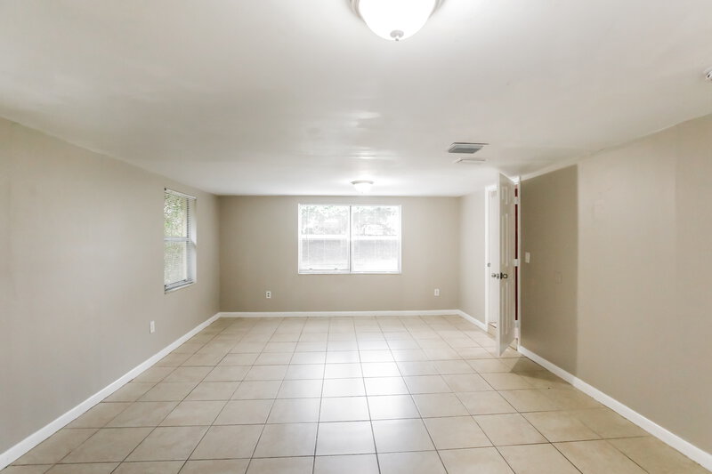 2,540/Mo, 1161 NW 139th Street Miami, FL 33168 Family Room View 2
