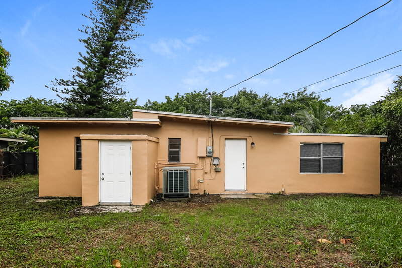 2,540/Mo, 1161 NW 139th Street Miami, FL 33168 Rear View