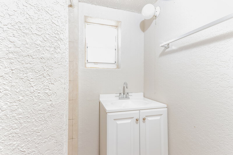 2,585/Mo, 1180 S Ridge Road Lantana, FL 33462 Main Bathroom View