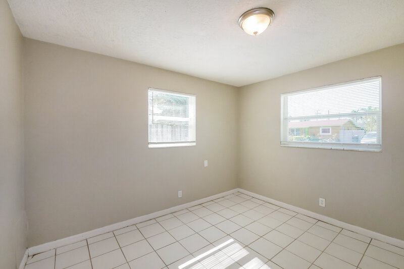 2,035/Mo, 4110 NW 39th Avenue Lauderdale Lakes, FL 33309 Living Room View 2