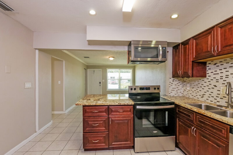 2,035/Mo, 4110 NW 39th Avenue Lauderdale Lakes, FL 33309 Kitchen View 2
