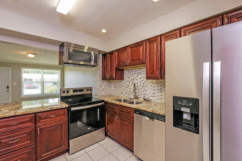 2,035/Mo, 4110 NW 39th Avenue Lauderdale Lakes, FL 33309 Kitchen View 3