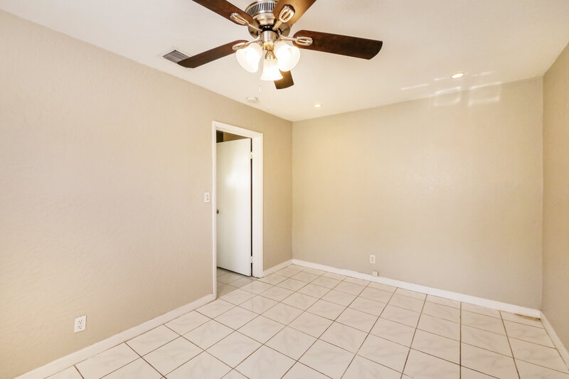 2,035/Mo, 4110 NW 39th Avenue Lauderdale Lakes, FL 33309 Main Bedroom View 2