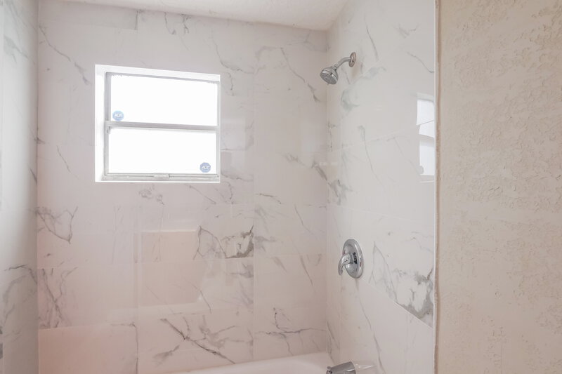 2,035/Mo, 4110 NW 39th Avenue Lauderdale Lakes, FL 33309 Main Bathroom View 2