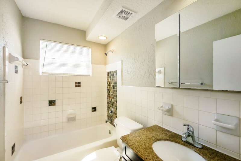 2,035/Mo, 4110 NW 39th Avenue Lauderdale Lakes, FL 33309 Bathroom View
