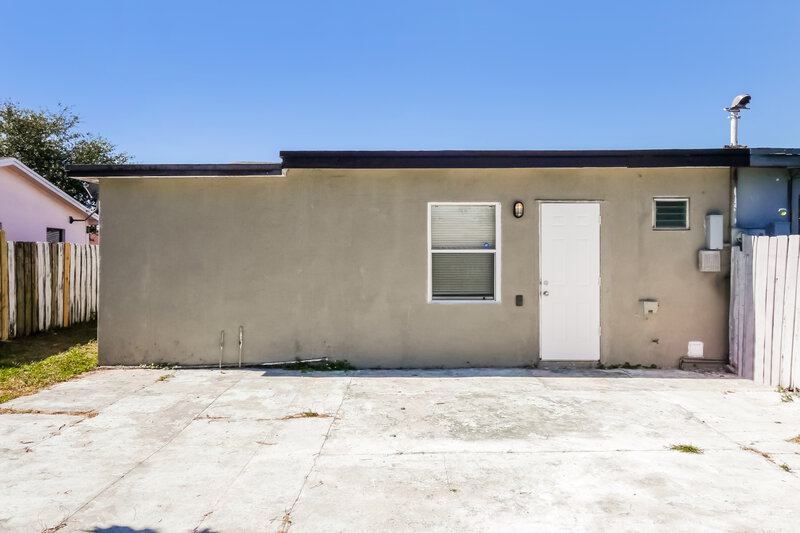 2,035/Mo, 4110 NW 39th Avenue Lauderdale Lakes, FL 33309 Rear View