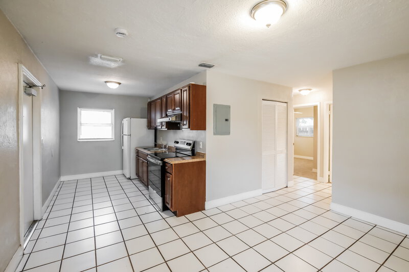 2,105/Mo, 1311 NE 33rd Street Pompano Beach, FL 33064 Living Room View 2