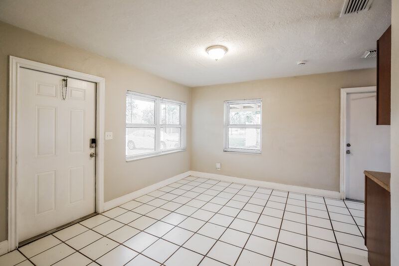 2,105/Mo, 1311 NE 33rd Street Pompano Beach, FL 33064 Living Room View 4