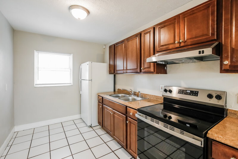 2,105/Mo, 1311 NE 33rd Street Pompano Beach, FL 33064 Kitchen View