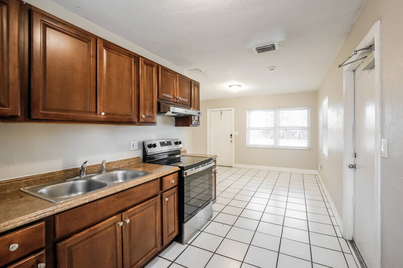 2,105/Mo, 1311 NE 33rd Street Pompano Beach, FL 33064 Kitchen View 2