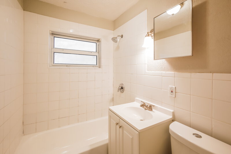 2,105/Mo, 1311 NE 33rd Street Pompano Beach, FL 33064 Main Bathroom View