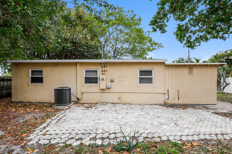 2,105/Mo, 1311 NE 33rd Street Pompano Beach, FL 33064 Rear View