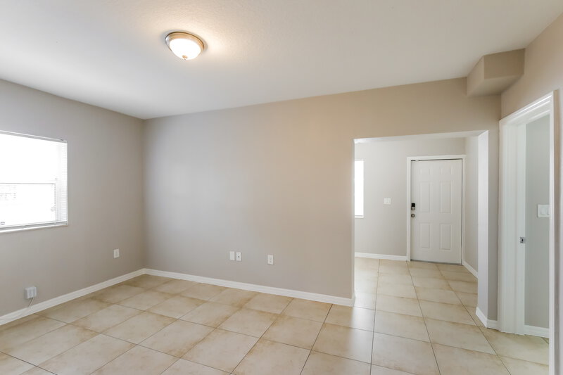 2,280/Mo, 2330 Nw 153 St Miami Gardens, FL 33054 Living Room View 4