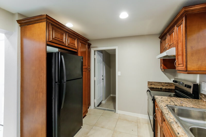 2,280/Mo, 2330 Nw 153 St Miami Gardens, FL 33054 Kitchen View