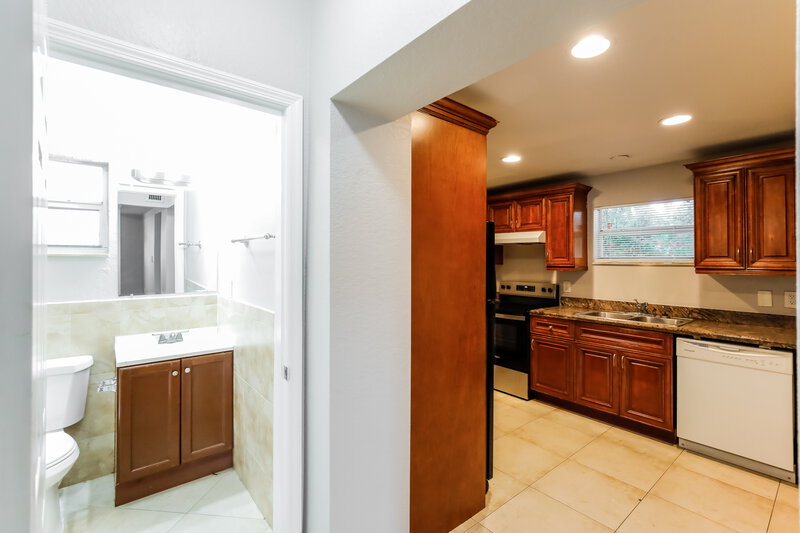 2,280/Mo, 2330 Nw 153 St Miami Gardens, FL 33054 Hallway View