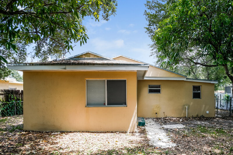 2,280/Mo, 2330 Nw 153 St Miami Gardens, FL 33054 Rear View