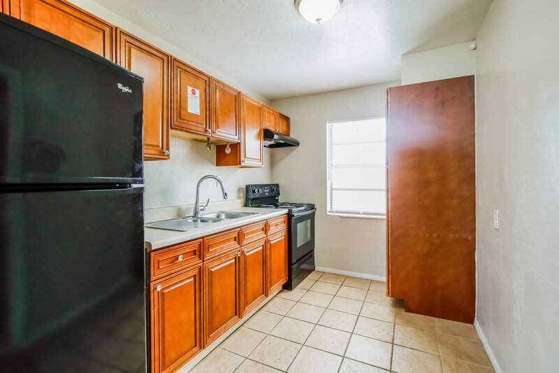 3,110/Mo, 2797 NE 12th Avenue Pompano Beach, FL 33064 Kitchen View 2