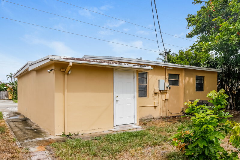 3,110/Mo, 2797 NE 12th Avenue Pompano Beach, FL 33064 Rear View