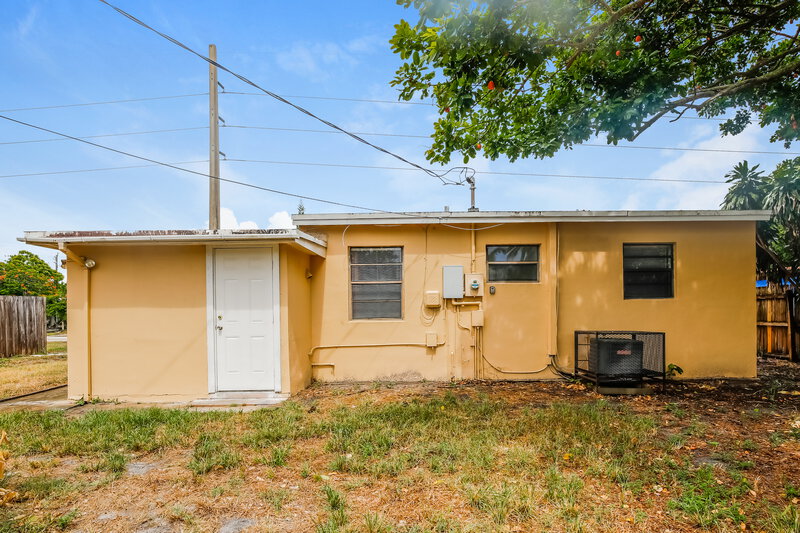 3,110/Mo, 2797 NE 12th Avenue Pompano Beach, FL 33064 Rear View 2