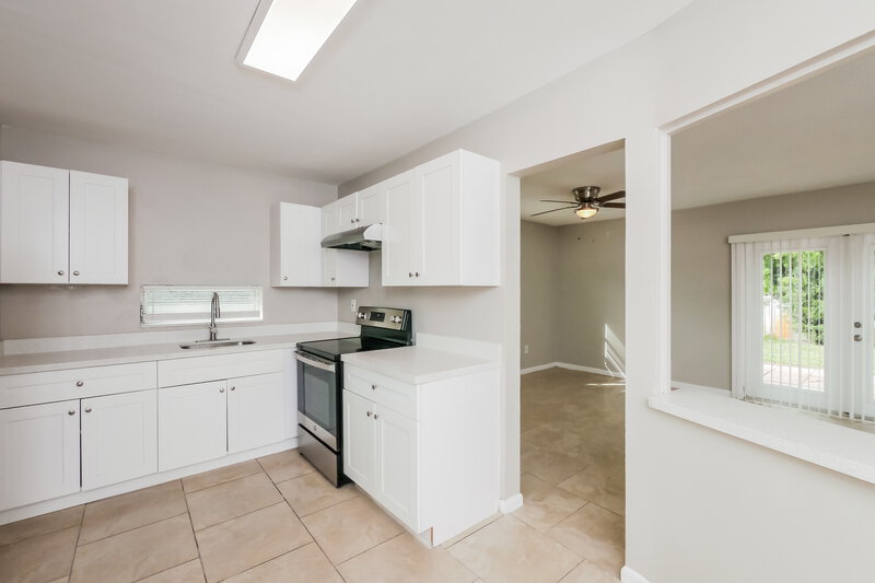 2,475/Mo, 4701 NW 11th Place Lauderhill, FL 33313 Kitchen View