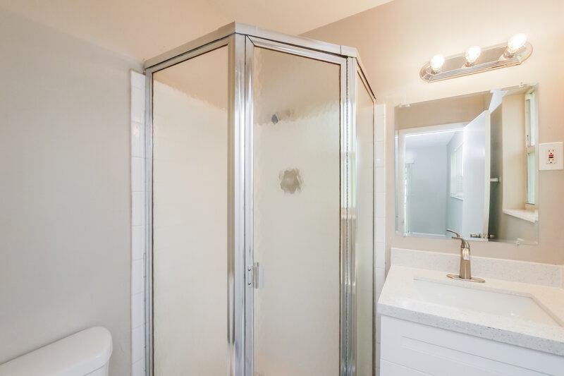 2,475/Mo, 4701 NW 11th Place Lauderhill, FL 33313 Main Bathroom View