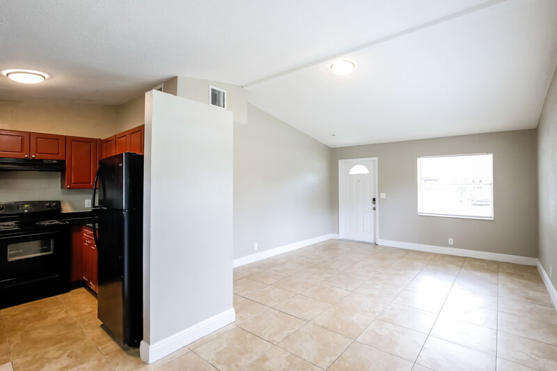 2,755/Mo, 1608 NW 16th Street Fort Lauderdale, FL 33311 Living Room View 4