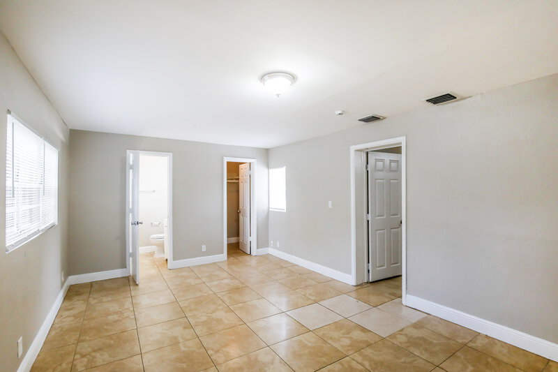 2,755/Mo, 1608 NW 16th Street Fort Lauderdale, FL 33311 Main Bedroom View 2