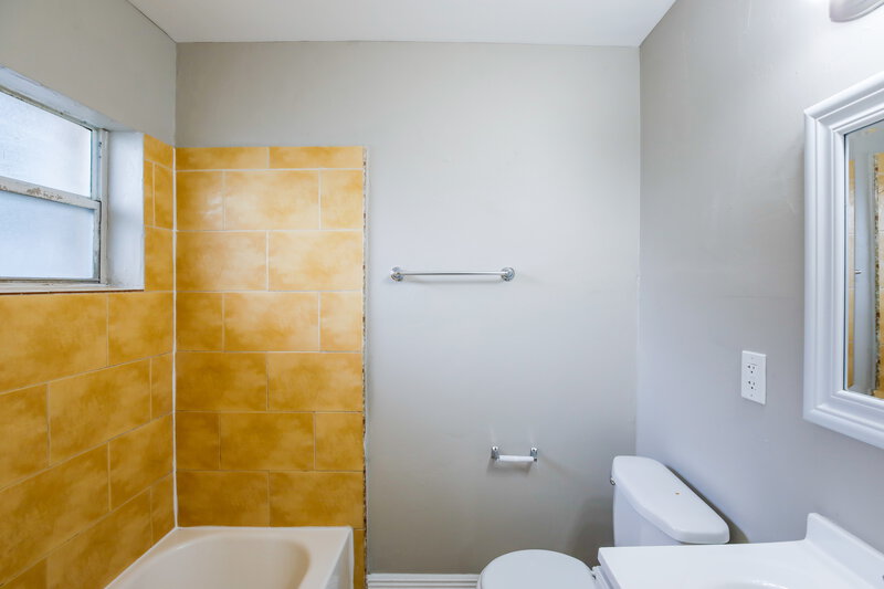 2,755/Mo, 1608 NW 16th Street Fort Lauderdale, FL 33311 Main Bathroom View