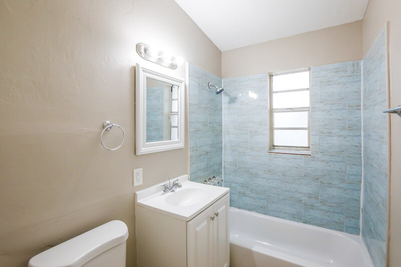 2,755/Mo, 1608 NW 16th Street Fort Lauderdale, FL 33311 Bathroom View