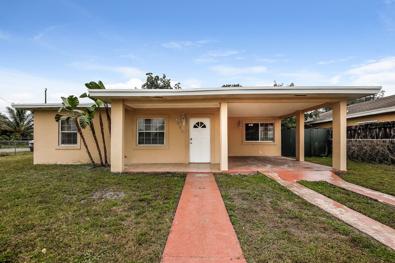 3,740/Mo, 1100 NW 143rd Street Miami, FL 33168 External View