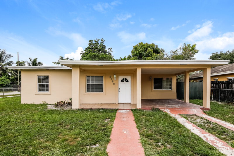 2,705/Mo, 1100 NW 143rd Street Miami, FL 33168 External View