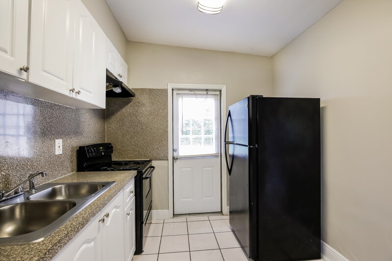 3,740/Mo, 1100 NW 143rd Street Miami, FL 33168 Kitchen View 2
