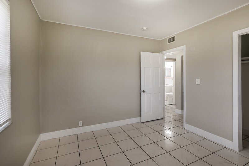 3,740/Mo, 1100 NW 143rd Street Miami, FL 33168 Main Bedroom View 2
