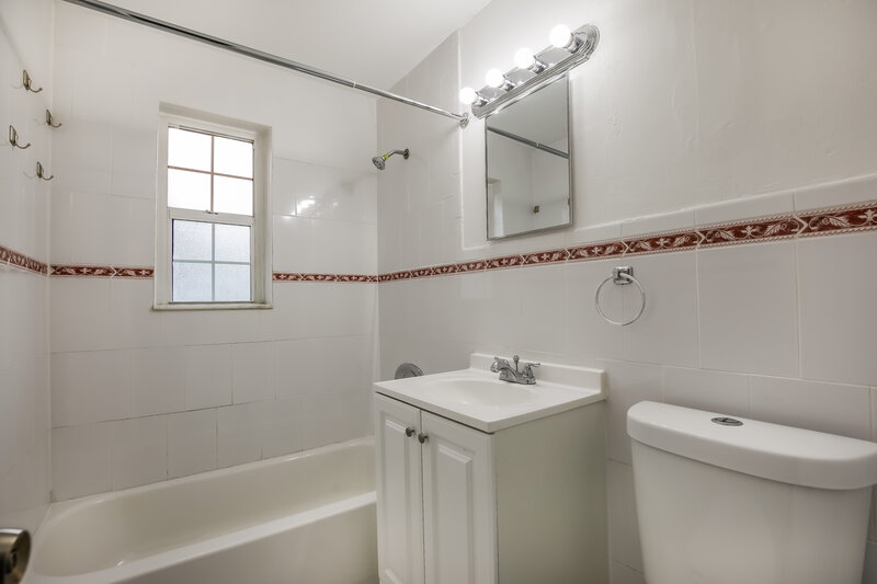 3,740/Mo, 1100 NW 143rd Street Miami, FL 33168 Bathroom View