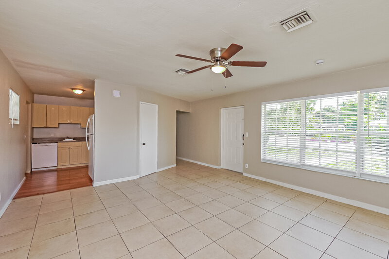 2,515/Mo, 1107 Nw 15 Ct Fort Lauderdale, FL 33311 Living Room View 3