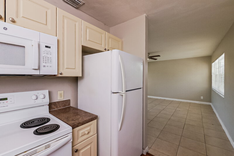 2,515/Mo, 1107 Nw 15 Ct Fort Lauderdale, FL 33311 Kitchen View 2