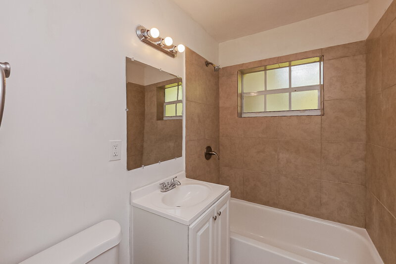 2,515/Mo, 1107 Nw 15 Ct Fort Lauderdale, FL 33311 Main Bathroom View