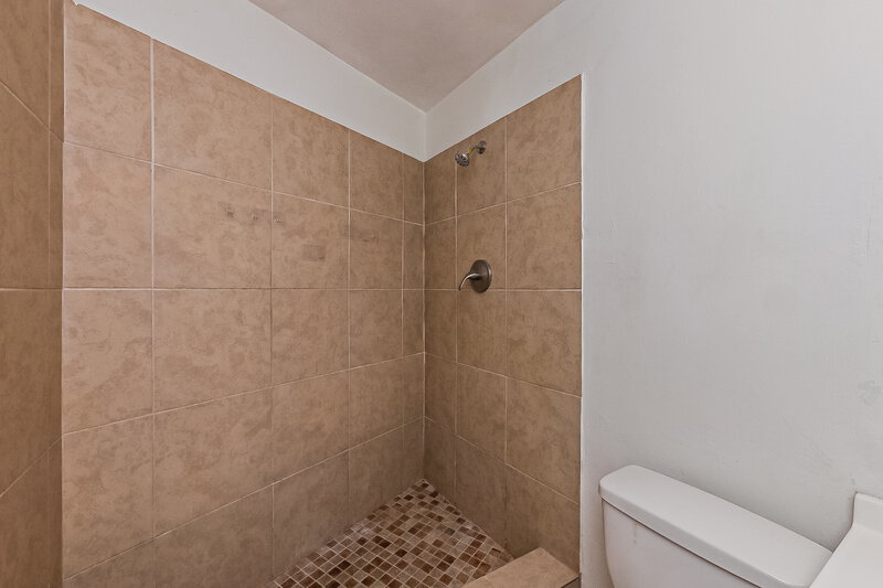 2,515/Mo, 1107 Nw 15 Ct Fort Lauderdale, FL 33311 Bathroom View