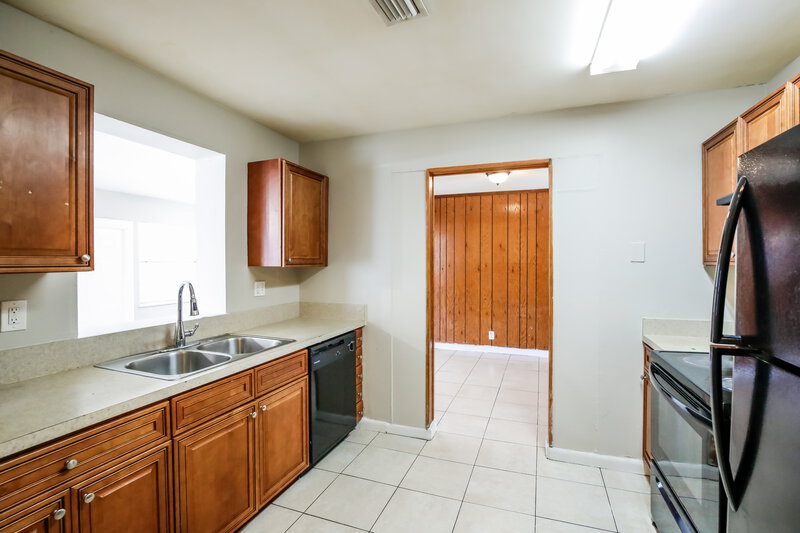 3,110/Mo, 841 NE 51st Court Deerfield Beach, FL 33064 Kitchen View 2