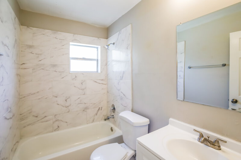 3,110/Mo, 841 NE 51st Court Deerfield Beach, FL 33064 Bathroom View