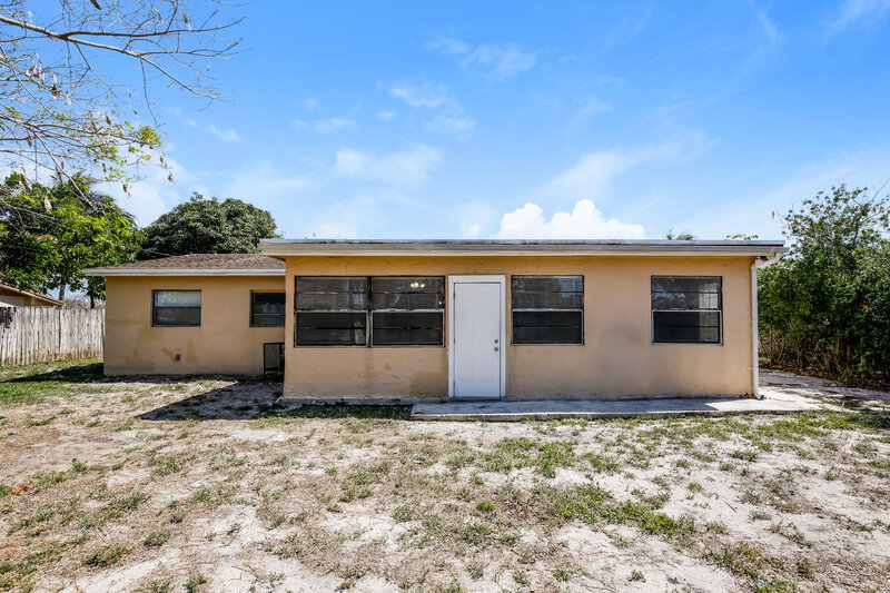 3,110/Mo, 841 NE 51st Court Deerfield Beach, FL 33064 Rear View